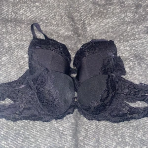 Bh - 3 st  2 lägst fram storlek 75b, den lägst bak 75c 100kr för alla, Skriv vid intresse!