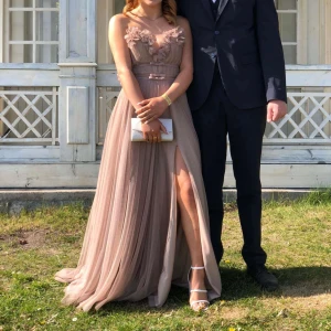 Balklänning - Använd vid 2 baler. Jag är 155cm med 7 cm klackar på bilderna och den släpa fortfarande:)