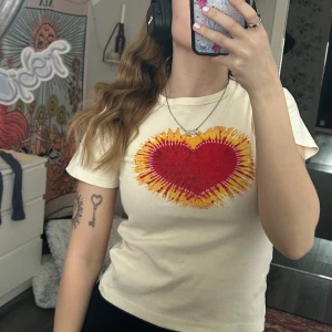 T-Shirt - Köpt på plick och väl använd men fint skick! Köparen betalar för frakten och katt finns i hem 🏡 