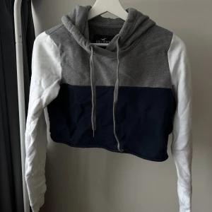 Hoodie från hollister - Snygg croppad hoodie från Hollister💙 Knappt använd! skriv privat om ni vill ha bild på! 