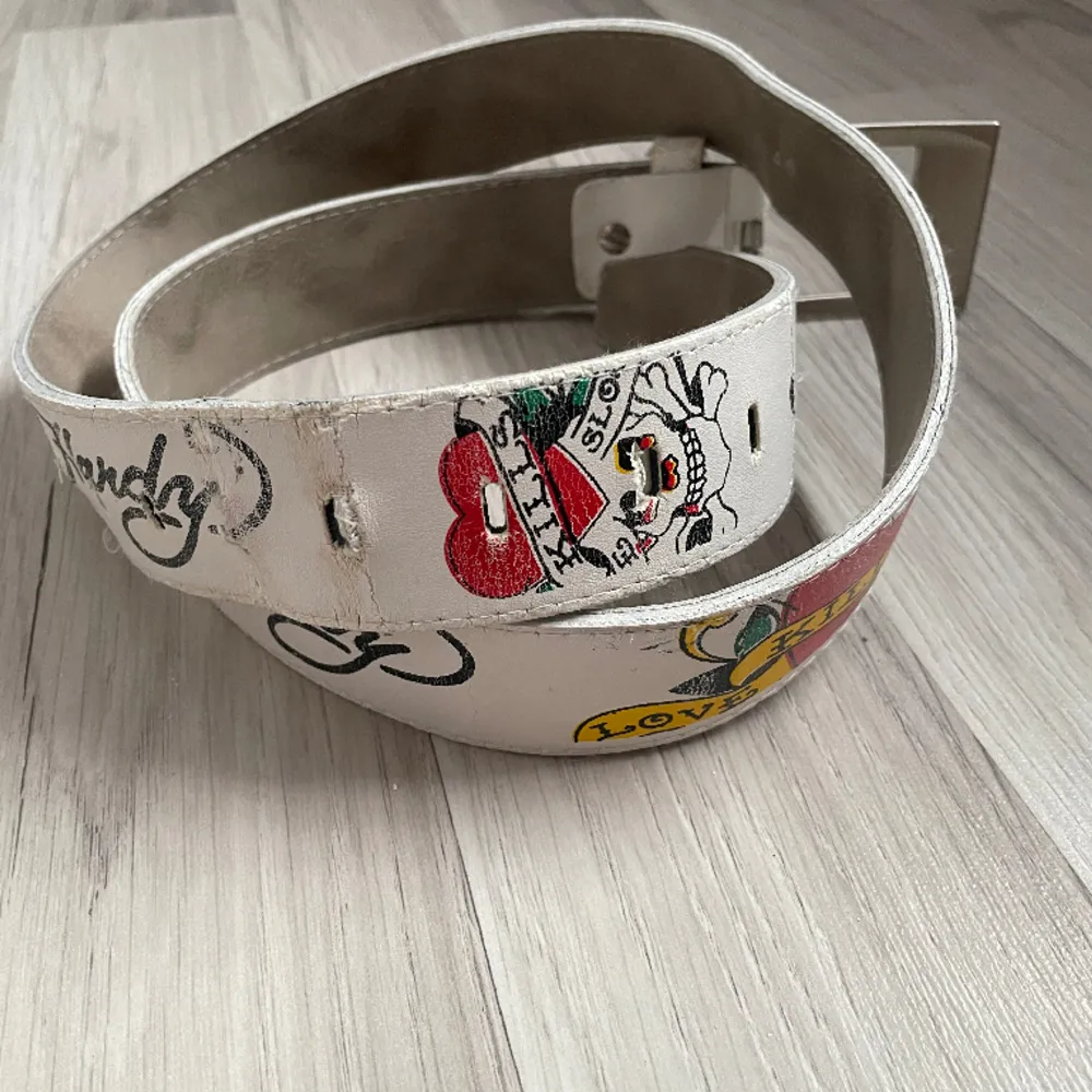 Något slitet men ändå tvär fett Ed Hardy bälte. Size 115/46 men passar även nån med smalare midja då det gjorts fler hål. Skriv om fler bilder önskas.. Övrigt.