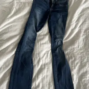 Lågmidjade bootcut jeans från vera moda som liknar zara low rise bootcut jeans. Passar mig som är 172 och har 36 i zaras jeans❤️