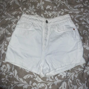 Shorts - Vita shorts från Zara. I bra skick men lite små för sin storlek. Skulle passa bättre till 34 än 36, och det är därför jag säljer dem för att de är för små för mig. Annars sitter de som en smäck🤭