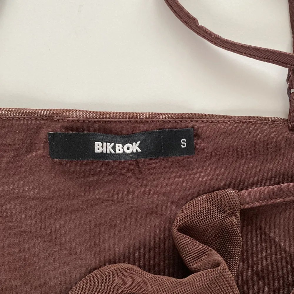 Söt brun topp från Bikbok i strlk S, 25kr + frakt. Toppar.