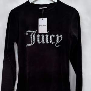 Säljer en väldigt fin svart velour tröja / klänning / tunika från Juicy Couture.  - Storlek: L - Modell : Velour Dress with diamante Branding.  Pris endast 400 kr 🖤🖤🖤