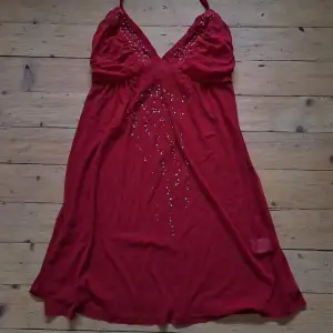 Röd mesh halter neck klänning med strass detalj. Är en aning genomskinlig men det går bra om man har en topp innunder. 