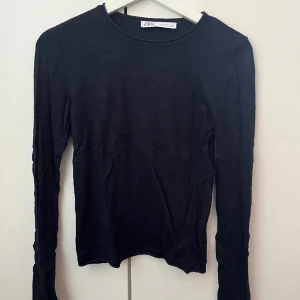 Mörkblå stickad tröja - Fin stickad tröja från zara i bra skick! Är ej använd utan bara tvättad.