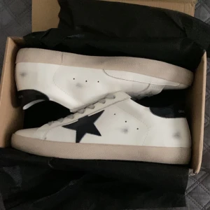 Golden goose skor - Ett par riktigt snygga golden goose skor i 10/10 skick. Endast på provade 2 gånger, säljer pga de är för små.
