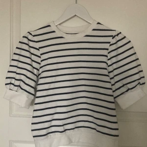 Kortärmad tröja  - En jättefin kortärmad tröja från Lindex använd fåtal gånger så i bra skick, köpt för 350kr💞