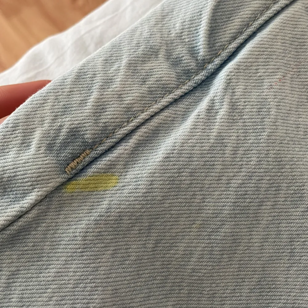 Säljer dessa superfina ljusblå lowwaist jeansen från mango, slutsålda på hemsidan, jätte fint skick ( dock en gul fläck men borde gå bort i tvätten) bara använda en gång💕. Jeans & Byxor.