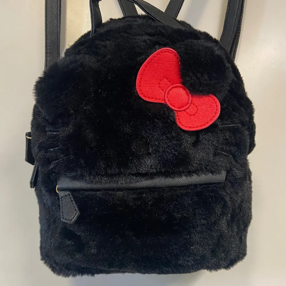 En supersöt Hello Kitty miniryggsäck från kawaii Sthlm. Endast använd ett fåtal gånger så inga skador/defekter. Fluffigt tyg  med läderdetaljer och reglerbara axelband. Bredd: 22cm längd: 24cm djup: 11cm Skriv vid frågor! 😽🎀. Väskor.