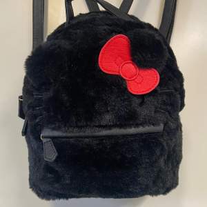 En supersöt Hello Kitty miniryggsäck från kawaii Sthlm. Endast använd ett fåtal gånger så inga skador/defekter. Fluffigt tyg  med läderdetaljer och reglerbara axelband. Bredd: 22cm längd: 24cm djup: 11cm Skriv vid frågor! 😽🎀