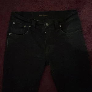 Nudie jeans grim Tim  - Säljer mina jeans då de är för små för mig ny köpta från Sellpy och då 100% äkta fråga om kvitto, väldigt fina hade haft kvar om de passa 