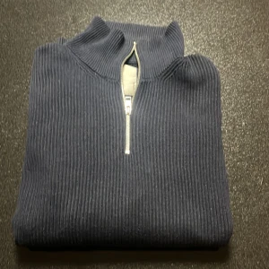 Stickad half zip - Säljer denna tröja då de inte kommer till användning. Den har ett helt okej skick men är väldigt snygg. Köpte för ca 600 men säljer nu för 149 kr. Jag är 184 och väger runt 80 kg och den sitter bra. Hör av er vid frågor!