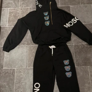 Moschino set  - Moschino set storlek S knappt använt Max 2-3 ggr 