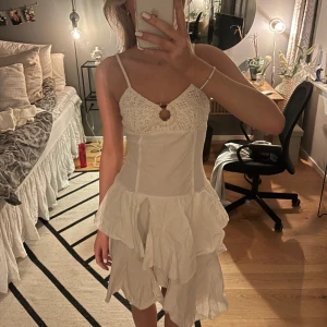 Vit studentklänning/sommarklänning - Jättesöt vit klänning som jag som alternativ till studentklänning. Köpte second hand och gick ej att lämna tbx därav att jag säljer!💘 Fint skick förutom lite gulnad fram till men går att tvätta vit.