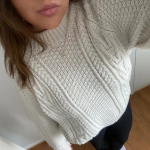Stickad tröja  - Vit stickad tröja från Lindex i storlek L. Använd en gång i mycket bra skick. Finns matchande kjol vid intresse! 💗