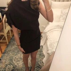 Draperad brun klänning  - Säljer denna superfina draperade klänning från zara som är helt oanvänd! 💘