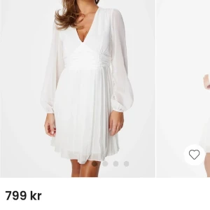 Studentklänning - Jag säljer denna helt nya studentklänning från bubbelroom som inte längre går att skicka tillbaka. Köpt för 800kr men säljs för 700kr+frakt för att ge bra pris! Skriv vid frågor eller fler bilder!!