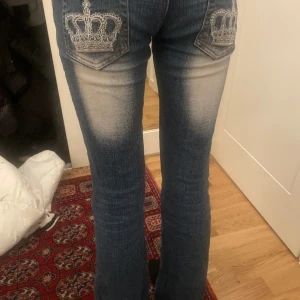 Victoria Beckham  - VÄRLDENS snyggaste jeans!!! från crazy age men ser ut som Victoria Beckhams. Har en liten fläck men inte något man märker alls. Passar någon som är ca 165-170. Tveka inte på att ställa frågor!!💘💘🥂
