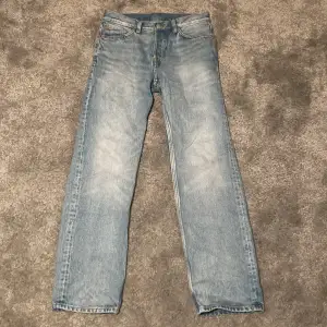 Säljer ett par jeans från Weekday i modellen Space relaxed fit. De är i storlek W27 L30. De är knappt använda så de är så gott som i nyskick förutom att lappen på baksidan är lite skrynklig (se bild 3)! Hör av dig om du undrar något! :) Nypris: 600kr