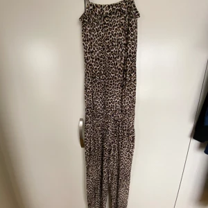 Byxdress i leopard stl xxs el 170 - Fint skick, Sparsamt använd 😊 Säljer för den kommer inte till användning.  Djur - o rökfritt hem. 