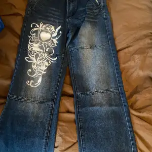 Jättecoola jeans med tryck!💗💗