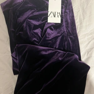 Kjol - Lila sammetkjol med slits, midilängd. Prislapp fortfarande på. Storlek S. Fler bilder kan efterfrågas. 