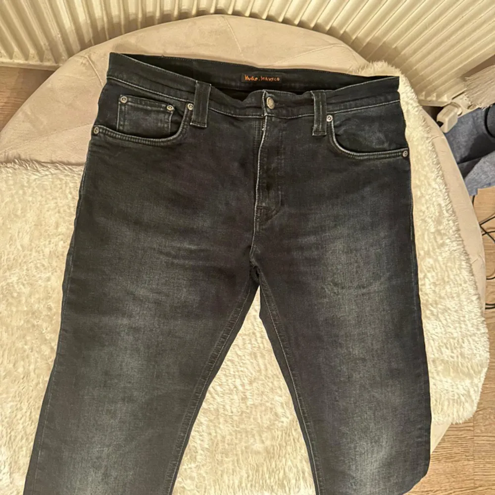 Ett par feta nudie jeans som är helt fläckfria. Skick:9:10 Storlek: W33 L34 Men sitter som L33 Färg: mörkblå/svart  Nästan helt nya. Ny pris 1600kr. Jeans & Byxor.