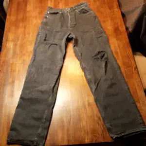 Byxorna är i storlek 36 (s) mörkgråa/svarta jeans från h&m. Ingen dragkedja utan knappar som jylf. Wide jeans, high rise. Håliga byxor som ska vara slitna.  Köparen betalar frakten.