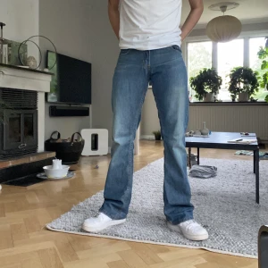 Levis 527 - Feta Levis jeans, sälja pga att de inte används. Färgen är som de ser ut på bild 1. Grymt skick förutom tagen back och lite lite heelbite, alla fel syns på bild 3. Jag är 182cm för referens. Skriv gärna för frågor och fler bilder :)