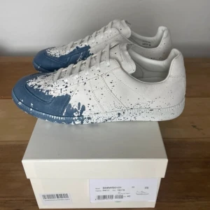 Maison Margielas - Säljer ett par sjukt trendiga maison margielas i storlek 40 (passar som 41), cond 10/10 helt nya i box. Kommer med OG Box, dustbags och tags