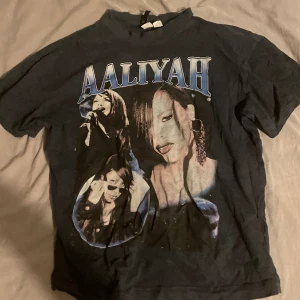 Aaliyah tröja  - Superbra skick, kommer inte till användning. 