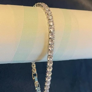 Tennis armband - Läng 19.5cm 4mm skriv dm för mer info 