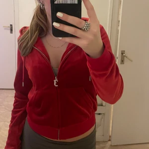 Juciy - Röd Juciy tröja i storlek M, knappt använd så i fint skick! Säljes då den inte kommer till användning. 300kr men kan gå ner i pris vid snabb affär💕