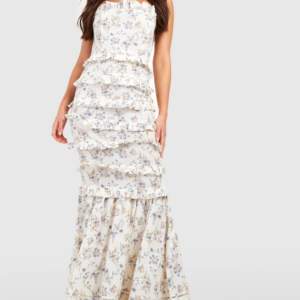 Säljer denna vita blommiga långklänning! Verkligen så fin till sommaren men tyvärr inte riktigt min stil💘 helt ny med prislapp kvar. Slutsåld på hemsidan!!