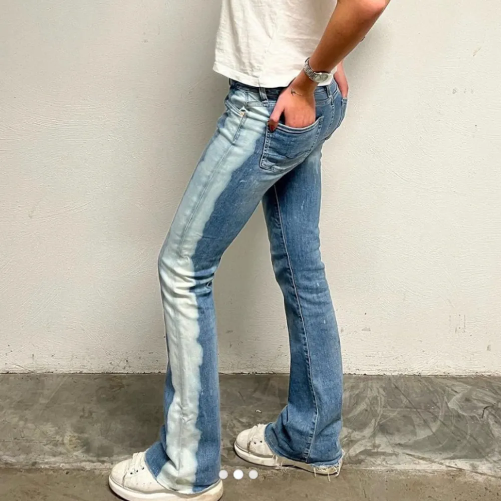 Intressekoll på dessa jeans som jag köpte från ett UF företag. Aldrig använda! Byxorna är storlek 36 men passar mig som vanligtvis har 34. Säljer endast vid bra bud! Kom privat för mått eller andra frågor! 💘. Jeans & Byxor.
