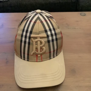Burrbery keps - Säljer min burrbery keps som inte använts på ett tag, skick 6/10, skriv vid intresse