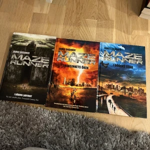 Maze runner serien - Alla tre böckerna från Maze runner serien - baserad på filmerna.  På svenska. 90kr för alla tre