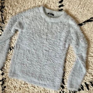 Fluffig stickad blå tröja Gina Tricot  - Mysig tröja i fint skick!  Passar xs/s.