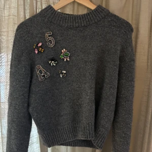 Stickad tröja  - Säljer denna superfina stickade tröja från zara i storlek S i ett fint skick. 