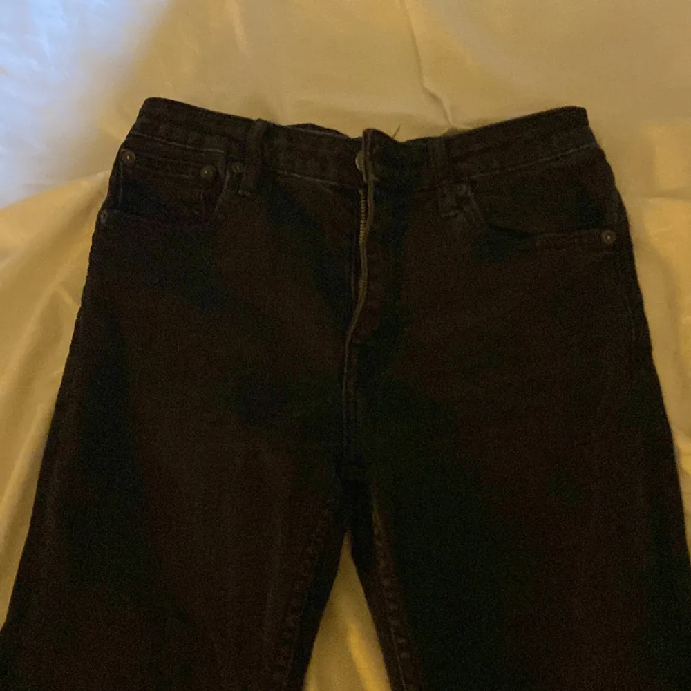 Ett par svarta bootcut jeans med hål i vänstra knät, de är ganska sliten längst nere och därav priset❤️. Jeans & Byxor.