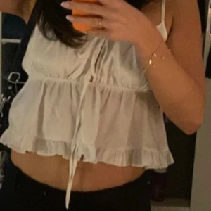 Vit volang topp - Super snygg men kommer inte till användning! Har klippt av lappen men den är i strl M💓