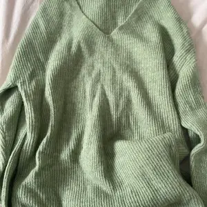 Stickad tröja i en grön färg  Andvänd två gånger  Så i bra skick  Skulle säga att den är lite stor i storleken 