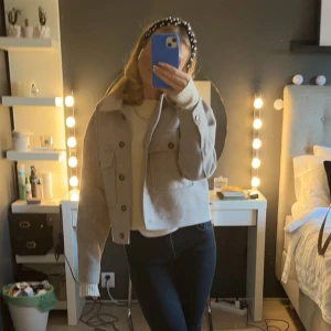 Vårjacka - Säljer denna beiga vårjackan från Dobber men köpt på MQ. Säljer då den inte kommer till användning längre💕