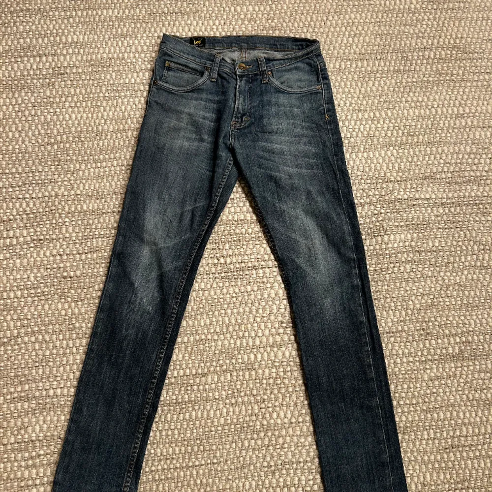Snygga blåa vintage low waisted Lee jeans. Använda men i fint skick. Storlek W28L31.  150kr . Jeans & Byxor.