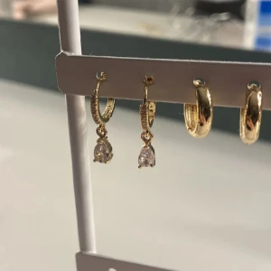 Örhängen  - Endast testade för bildens skull, dålig andra bild men var endast för att visa hur de satt på (tvättas såklart innan jag postar) 