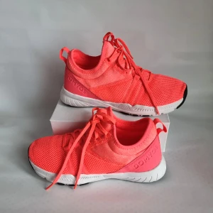 Fitnesskor - Varan har tecken på användning men varit väl omhändertagen. Jag köpte skor Decathlon, nya skor priset  -250kr