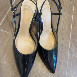 Glansiga klackar - Säljer mina nästan helt nya klackar från hm som endast är använda 1 gång! Säljer så jag ska köpa ett annat par! Storlek 39, så snygga😍