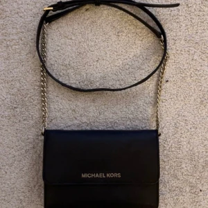 Michael kors väska  - Helt ny Michael kors väska, i bra skick, äkta, köpt för 2500 säljer för 1000 men man kan visa lägre. Man kan välja längd på kedjan, kedjan är i guld.